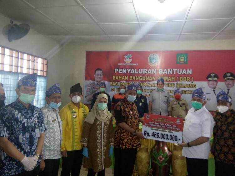 Kemensos RI Bersama Pemkab Langkat Menyerahkan Bantuan Bencana Alam