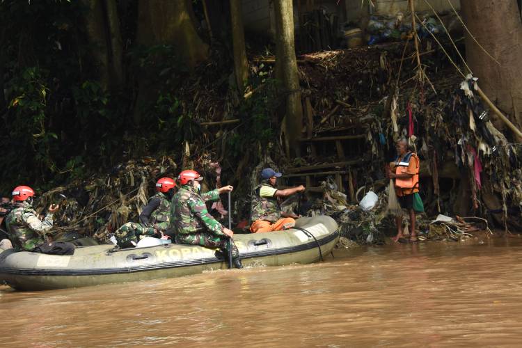 Kopassus Gelar Bersih-Bersih Ciliwung dan Bagikan Paket Sembako