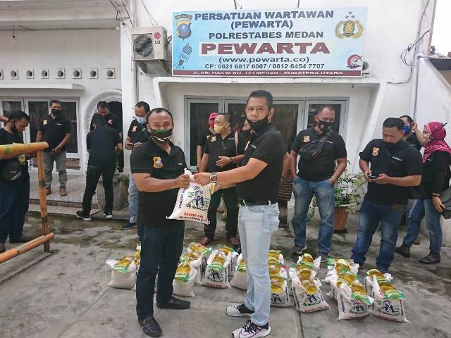 Jurnalis Terdampak Covid-19 Terima Bantuan Sembako dari Ketua Pewarta Chairum Lubis