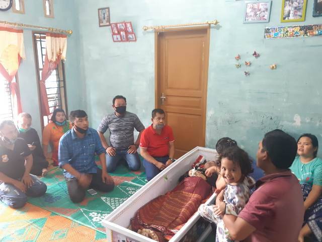 Ketua Pewarta Berikan Santunan dan Mobil Ambulans kepada Keluarga Almarhum Duman Marbun