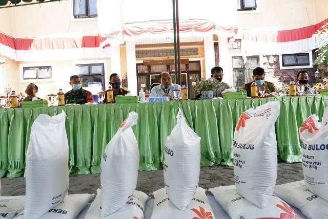 Walikota Tebing Tinggi Serahkan Beras Bansos Kepada KPM Program PKH