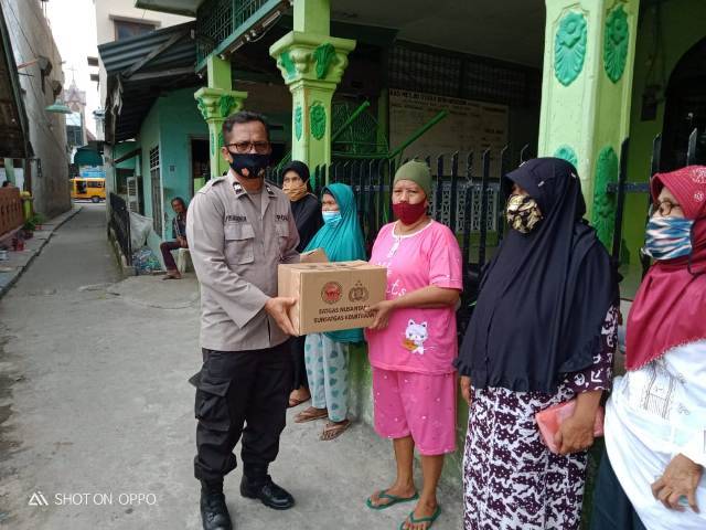 Polsek Medan Area Gulirkan Bantuan Sembako dari Baharkam Polri untuk Warga Terdampak Corona