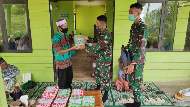 Peringati Maulid Nabi Muhammad SAW, Satgas Pamtas Yonif 642 Berikan Bantuan Al-Quran dan Doa Bersama
