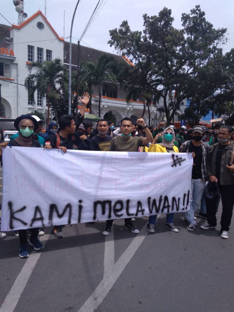 Tolak Undang-Undang Cipta Kerja, Massa dari Berbagai Elemen Masyarakat di Medan Turun ke Jalan