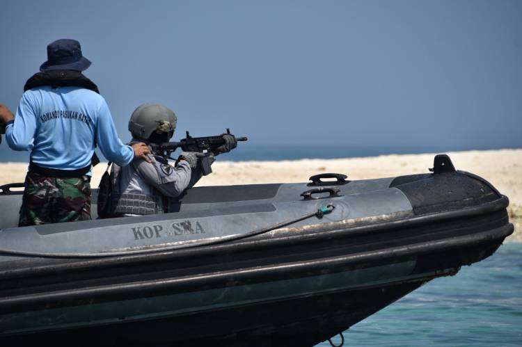 Pasukan Elit Bakamla Latihan Menembak Reaksi di Atas RHIB