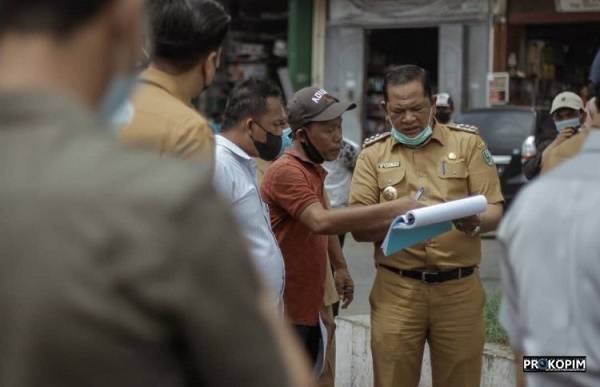 Lakukan Pengaspalan Jalan, Wali Kota Padangsidimpuan Turun langsung Tertibkan PKL
