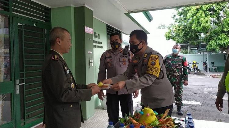 Kombes Pol Riko Sunarko Ucapkan Selamat HUT ke-76 TNI ke Dandim 0201/Medan, Harap Kota Medan Tetap Aman dan Kondusif