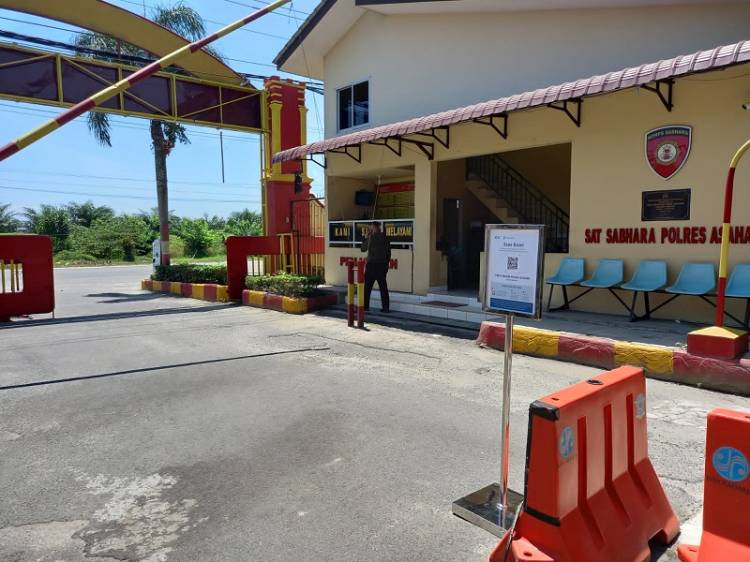 Masuk ke Polres Asahan, Wajib Scan Barcode Aplikasi PeduliLindungi