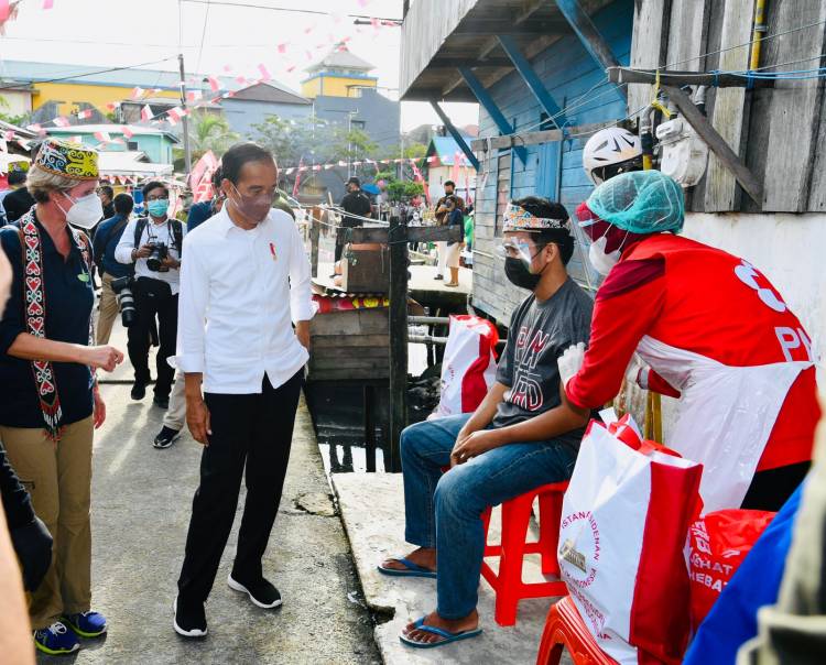  Presiden Targetkan 70 Persen Penduduk Telah Divaksinasi di Akhir Tahun