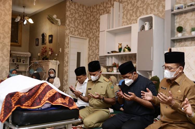 Wagub Musa Rajekshah Melayat Almarhumah Istri Wakil Walikota Medan Shaula Arindianti