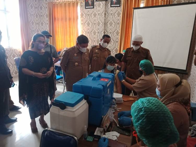 Wabup Deli Serdang Tinjau Pelaksanaan Vaksin I Pfizer di Puskesmas Deli Tua