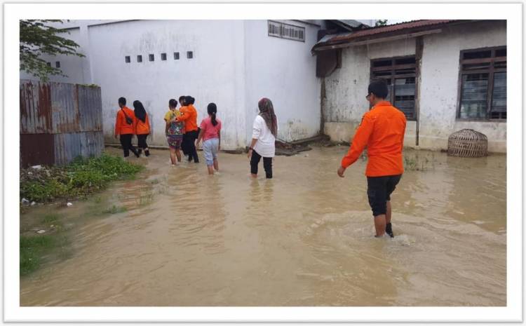 BPBD Kota Solok Distribusikan Bantuan Makanan kepada Warga Terdampak Banjir