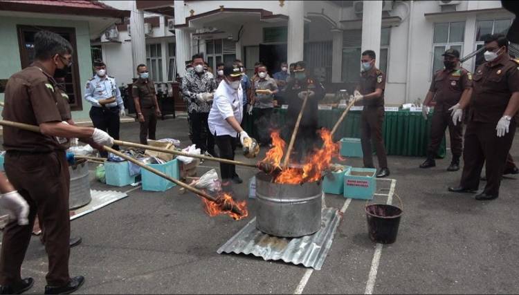 Wali Kota Bersama Wakil Hadiri Pemusnahan Barang Bukti di Kejari Sibolga