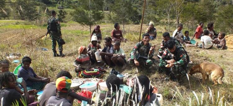Tingkatkan Hubungan Harmonis, Satgas Yonif RK 751/VJS Anjangsana Ke Rumah Masyarakat di Distrik Popome