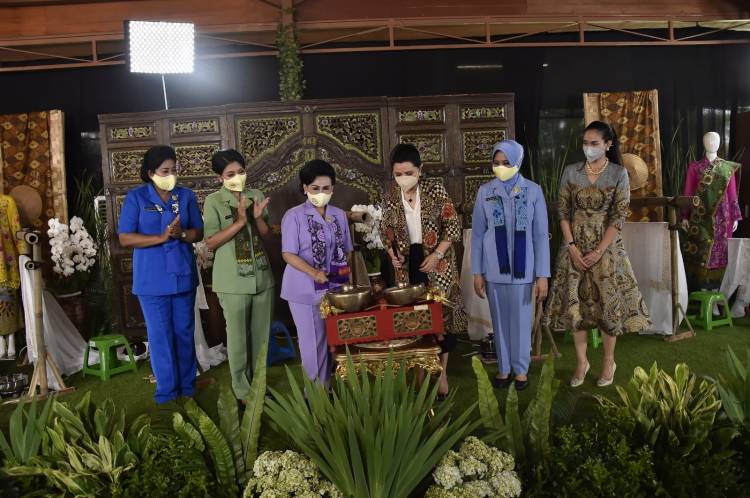 Peringati Hari Batik Nasional 2021, Dharma Pertiwi Gelar Kegiatan Membatik Skala Nasional dan Dunia
