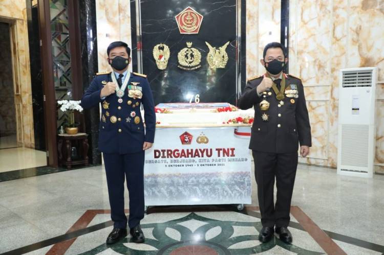  Panglima TNI Terima Kejutan dari Kapolri di HUT Ke-76 TNI