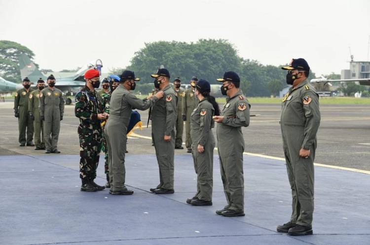 Panglima TNI Sematkan Brevet Wing Kehormatan Penerbang kepada Empat Pejabat Negara