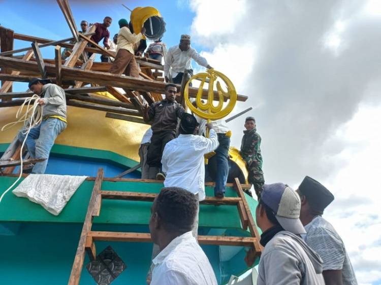 Satgas Pamrahwan Yonif RK 751/VJS Bersama Masyarakat Laksanakan Pemasangan Kubah Masjid di Distrik Walesi