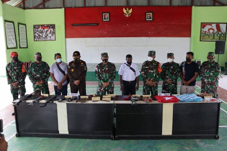 Danrem 173/PVB Terima Penyerahan 6 Pucuk Senjata Api Rakitan dari KST Yapen