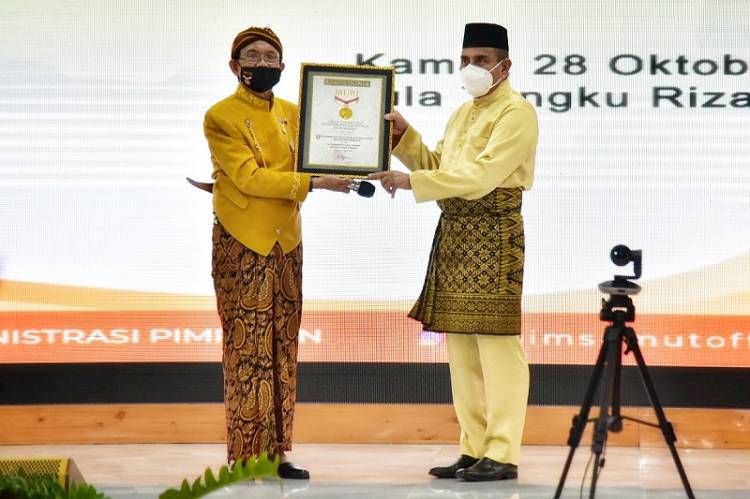 Pemprov Sumut Raih Dua Rekor MURI Kategori Peserta UKBI Berpakaian Adat Terbanyak