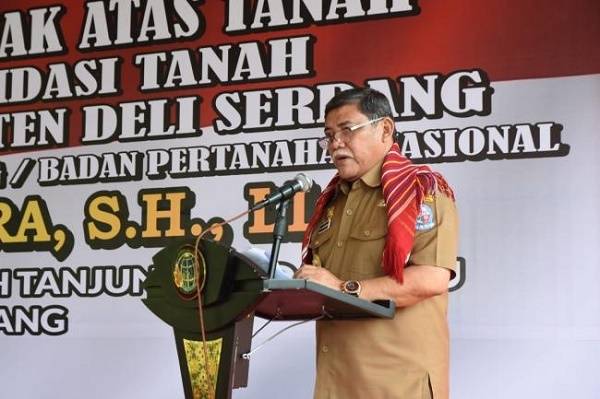 Wabup Deli Serdang Bersama Wamen ATR/BPN Serahkan Sertifikat Tanah Objek Konsolidasi Tanah