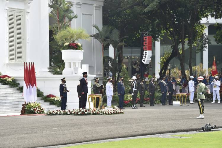  Presiden RI Joko Widodo Pimpin Upacara HUT Ke-76 TNI di Istana Negara
