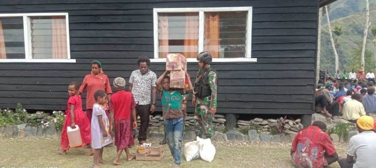Ibadah Minggu, Satgas Yonif RK 751/VJS Bersama Koramil Beri Bantuan Sembako untuk Masyarakat Distrik Kanggime Papua