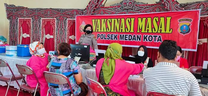 Cegah Penuluran Covid-19 dan Percepat Pemulihan Ekonomi, Polsek Medan Kota Gelar Vaksinasi Massal