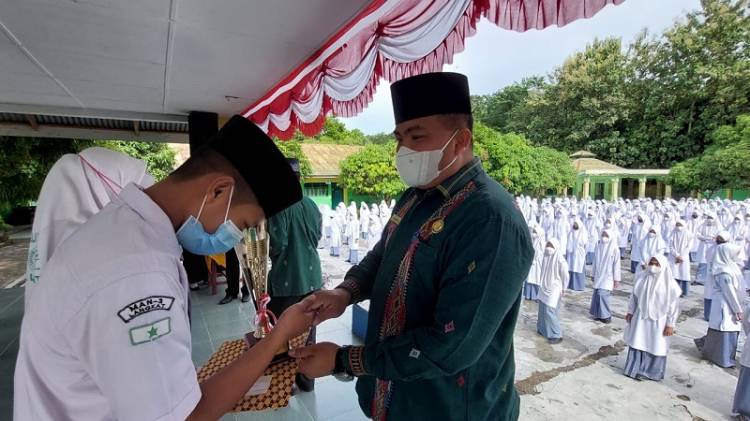 MAN 3 Langkat Berikan Penghargaan kepada Siswa-Siswi Berprestasi di Ajang MTQ Tingkat Kabupaten