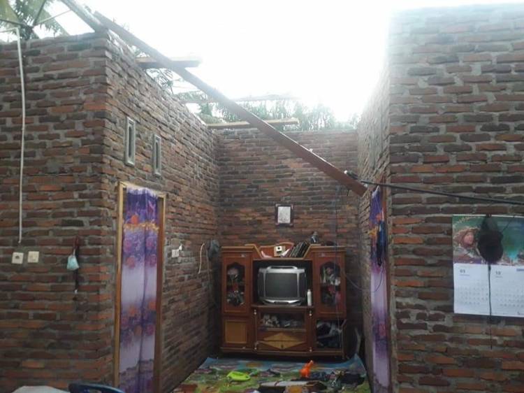  Puluhan Rumah Warga Diterjang Angin Kencang, Atap Copot Hingga Pohon Timpa Rumah