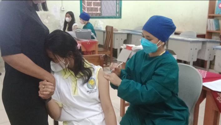 Bekerjasama dengan Yayasan SMA Putri Cahaya Medan, Polsek Medan Baru Gelar Vaksinasi Tahap II Bagi Pelajar