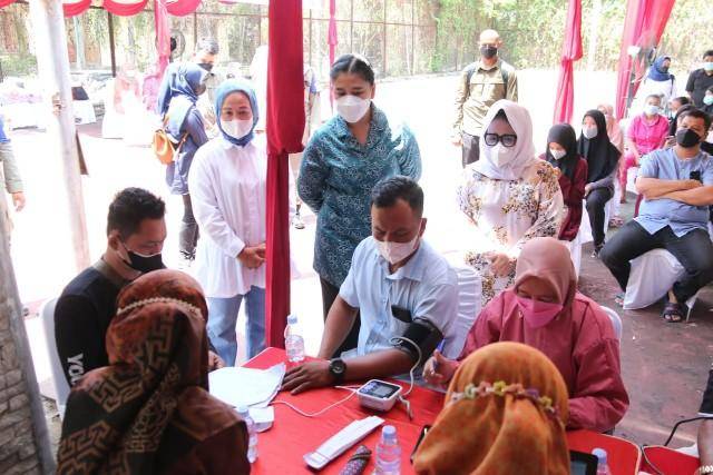 Ketua TP PKK Medan Apresiasi Vaksinasi yang Digelar Keluarga Besar Pengajian Sejuta Ummat di Komplek Bukit Hijau Regency-Tasbi