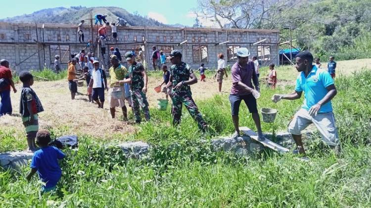 Laksanakan Kerja Bakti, Satgas Yonif RK 751/VJS Jadi Promotor Pembangunan Kantor Klasis