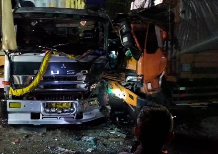 Tabrakan Truk Fuso vs Truk Tronton di Sei Rampah Sergai, Sopir Alami Luka-luka