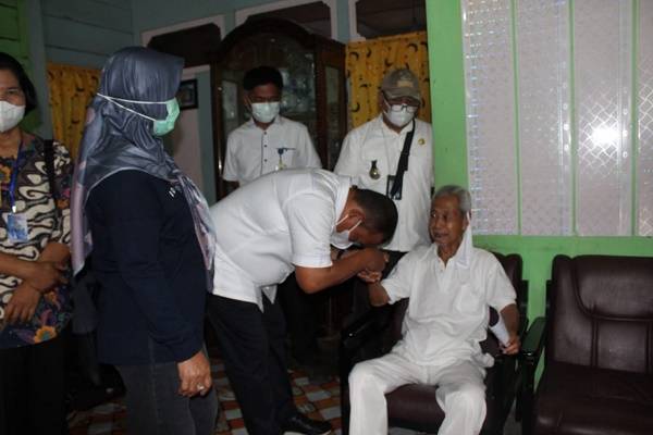 Wali Kota Sibolga Turun Langsung Lakukan Vaksinasi 'Door to Door'