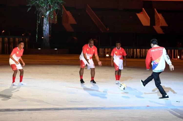  Aksi Presiden Main Bola Warnai Pembukaan PON XX Papua