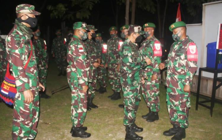  Kunjungan Kerja ke Tanah Papua, Pangdam Sematkan Pangkat untuk Prajurit