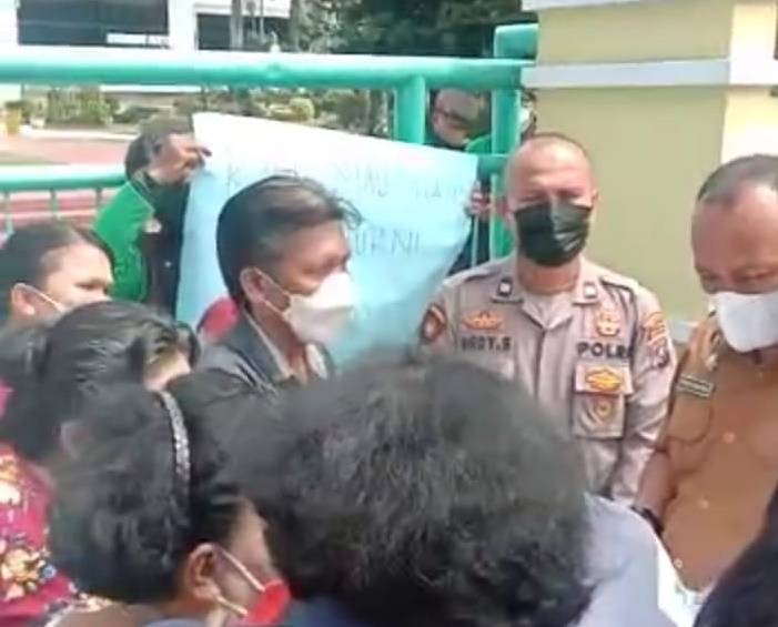 Tak Puas Datangi Lurah dan Camat, Warga Geruduk Kantor Walikota Medan, Minta Non Aktifkan Kepling I Kelurahan Pulo Brayan Kota