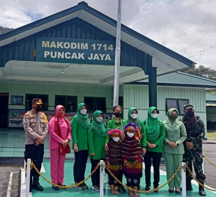  Ketua Persit KCK Daerah XVII/Cenderawasih Berikan Arahan kepada Persit dan Kunjungi Pos TNI Dalam Kunjungan di Kabupaten Puncak Jaya