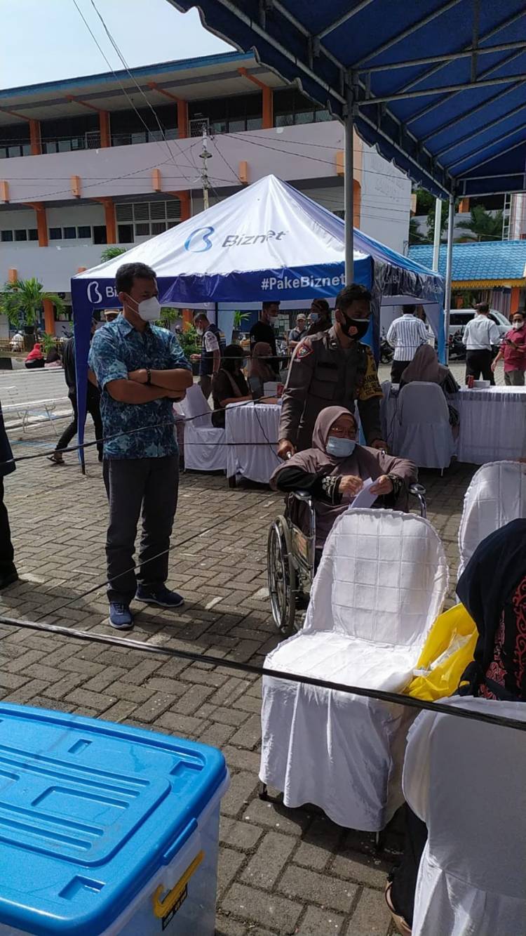 Dibantu Bhabinkamtibmas, Seorang Ibu Sambil Menangis Ikut Vaksinasi Massal 