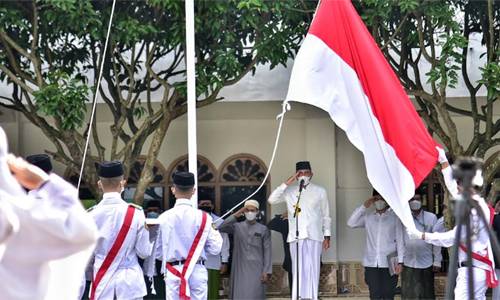 Pimpin Upacara Hari Santri, Edy Rahmayadi Pakai Sarung : Ini Pertama Kalinya