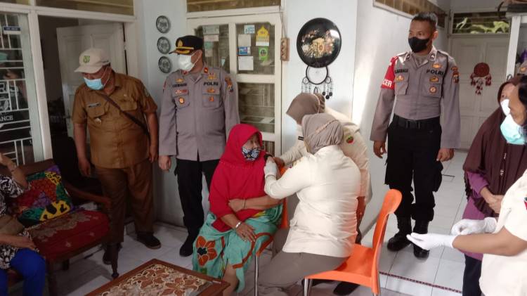 AKABRI 1990 Gelar Vaksin  Kepada Lansia Sekaligus Berbagi  Sembako 