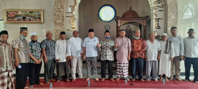 Kepala KUA Medan Johor Serahkan AIW Mesjid Nurul Iman di Kelurahan Kedai Durian