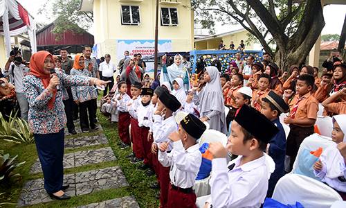 Ketua GPMB Sumut Serahkan Gerobak Baca dan Bantuan Buku di TPA Terjun