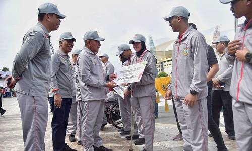Gubernur Sumut Serahkan Hibah GOR Rp 9 M dan Bonus Atlet Rp 3 M