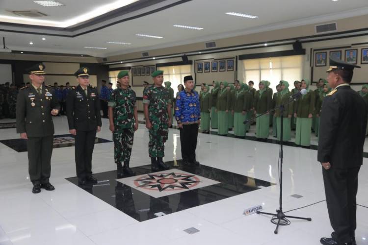 Kapusziad Pimpin Upacara Kenaikan Pangkat Anggota Pusat Zeni TNI Angkatan Darat