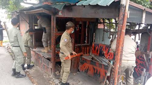  Empat Unit Bangunan Liar Kembali Dirobohkan Tim Satpol PP di Medan Deli