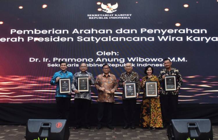 Pramono Anung Serahkan Satyalancana Wira Karya Bagi Lima ASN Sekretariat Kabinet