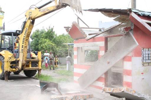 Tim Gabungan Beraksi di Medan Deli Bongkar Posko di Atas Drainase
