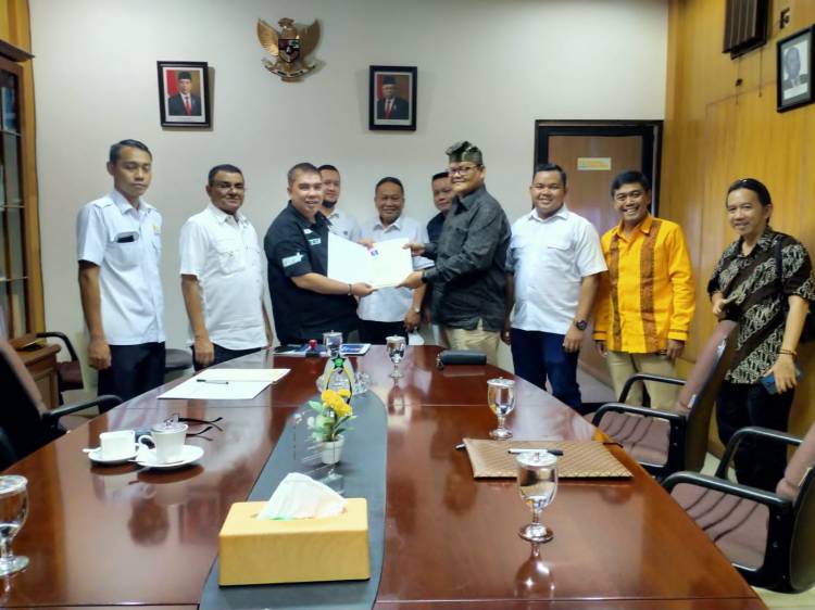 M Isa Indrawan Mengembalikan Berkas Pencalonan Ketua Kadin Sumut